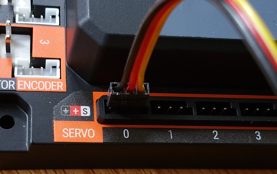../../../_images/ConnectingServoStep2.jpg